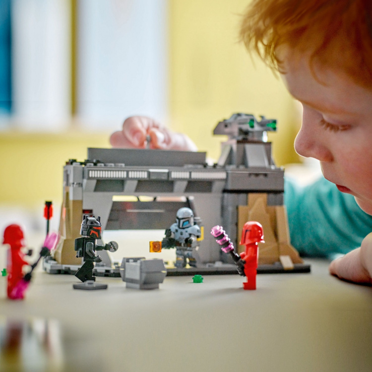 LEGO Star Wars 75386 - Paz Vizsla™ and Moff Gideon™ in battle