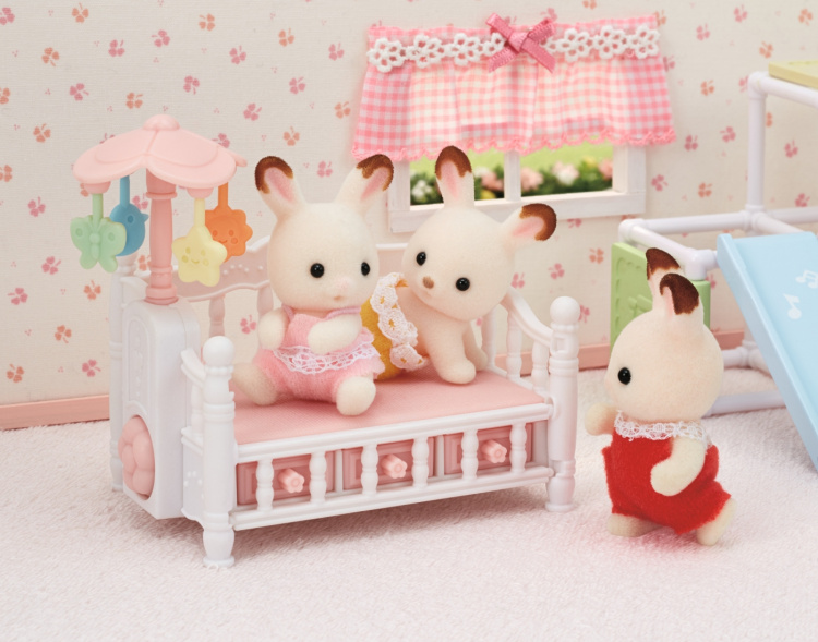 Sylvanian Families Baby cot with mobiles Sylvanian Families Baby cot with mobiles