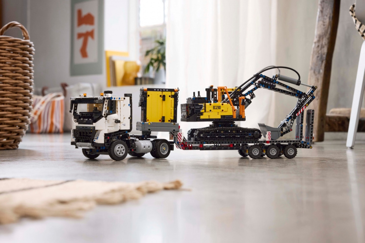 LEGO Technic 42175 - Volvo FMX truck and EC230 Electric excavator LEGO Technic 42175 - Volvo FMX truck and EC230 Electric excavator