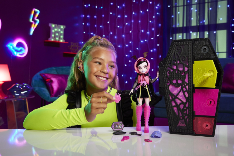 Monster High Skulltimate Secrets: Neon Frights Draculaura - fashion doll