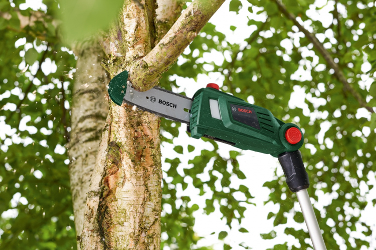 Bosch UniversalChainPole 18 cordless chainsaw, with 2.5 Ah battery Bosch UniversalChainPole 18 cordless chainsaw, with 2.5 Ah battery